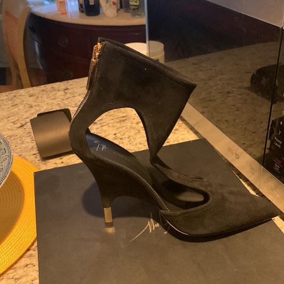 BNIB GIUSEPPE BLACK SHOE WITH GOLD ZIPPER IN BAVK AND GOLD HEEL TIP. SIZE 41 - Picture 6 of 6